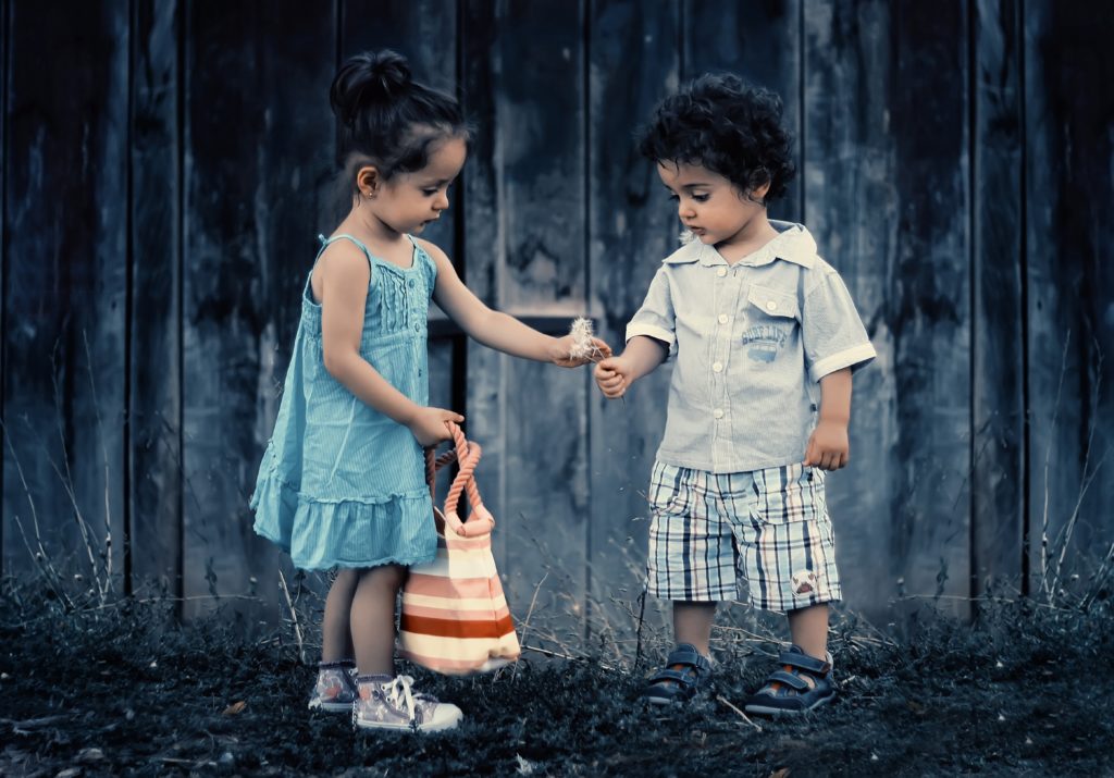 Picture of small girl and small girl, depicting the story of love between boys and girls.